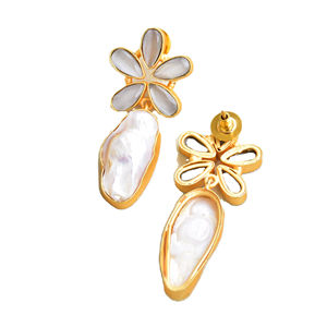 Pendientes Colgantes de Latón de Moda, Perla de Exportación, Hechos a Mano, Semi Preciosos, Acabado Chapado en Oro de 18K, Diseño Boho Chic, Premium B2B - Product Image 3