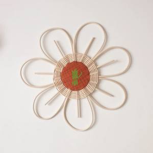 Best-seller 2025 Set de table en rotin rond avec poignées en bois et fond en nacre - Product Image 5