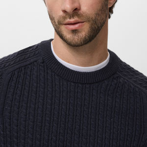 เสื้อสเวตเตอร์ผู้ชายแขนยาว คอกลม ถักลายเคเบิ้ล ผ้าฝ้าย 100% สีดำล้วน ทรงเข้ารูป ปักลายตามสั่ง ไม่หดตัว ด้านหน้า สำหรับฤดูหนาว - Product Image 3