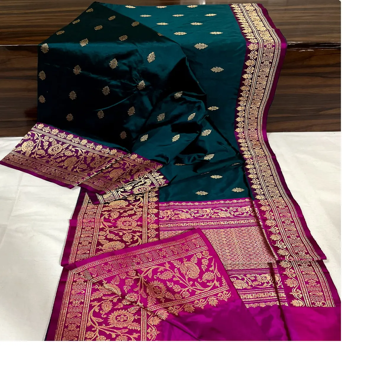 Saris en soie de brocart sur mesure en tissu de base de couleur noire et beaux motifs de bordure idéaux pour la revente par les magasins de tissus