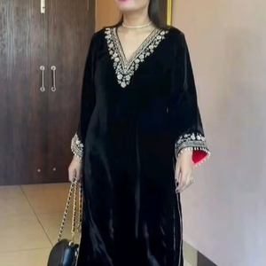 BEAU-STYLISH VELVET LONG KURTA, ROBE PANTALON AVEC EMBELLISHED STUNNING ZARI BRODERIE TRAVAIL pour Party-WEAR/MARIAGE = 2024 - Product Image 1