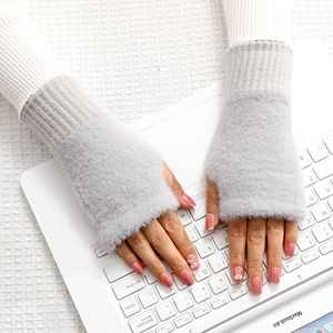 Gants tricotés demi-doigt chauds et solides blancs pour femmes, mitaines d'hiver douces en polaire pour les sports de plein air comme le ski et le cyclisme - Product Image 2