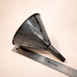 Entonnoir en émail de style vintage avec poignée pour un transfert de liquide facile et sans déversement, design durable, idéal pour la maison et le stockage - Product Image 3