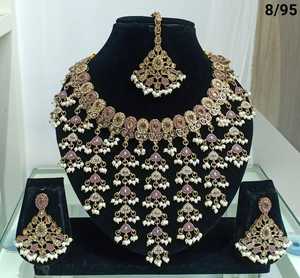 Lo último en collar de gargantilla de fantasía chapada en oro a la moda con motivo antiguo con mangtikka y pendientes y conjunto de joyería para mujer - Product Image 2