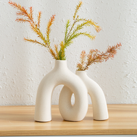 Vase en céramique creux abstrait moderne |   Vase décoratif minimaliste mat pour la décoration de la maison