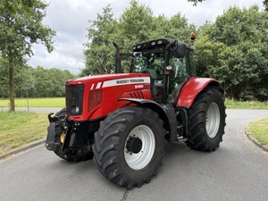 Tracteur agricole utilitaire Massey Ferguson 8740S 4x4 à cabine fermée, moteur 25 CV, pour travaux sur le terrain, couleur rouge - Product Image 4