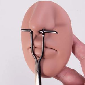 1 ud. Pinza manual de acero inoxidable para perforaciones corporales: oreja, labio, ombligo, nariz, lengua, septum. Herramienta tipo esponja. - Product Image 4