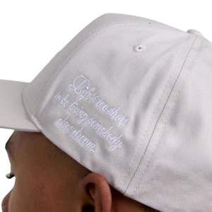 Gorra Trucker Gris para Hombre, Estructurada, con Cierre a Presión, Visera Curva, Detalle Lateral con Eslogan Bordado, Ajuste Ajustable - Product Image 4