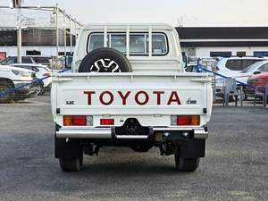 Camioneta LandCruiser LC79 2025 Gasolina/Petróleo Automática con Interior Oscuro, Techo Panorámico y Aire Acondicionado Automático en Venta - Product Image 3