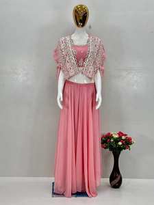 Ensemble de vêtements ethniques indiens pour femmes, de qualité supérieure, avec un véritable travail artisanal en miroir, pour un usage quotidien et décontracté, disponible à la vente - Product Image 3