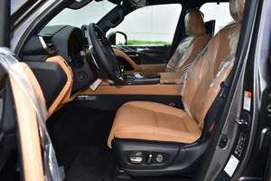 Nouvelles voitures ASSEZ UTILISÉES Boîte de vitesses automatique Essence Carburant Intérieur en cuir foncé clair R20 Taille du pneu FWD Drive Galerie de toit en alliage d'aluminium - Product Image 6