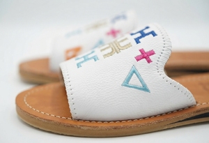 Sandalias Casuales de Cuero Genuino Hechas a Mano para Mujer, Sandalias de Cuero para Hombre al por Mayor con Diseño de Logotipo y Borlas Personalizados - Product Image 2