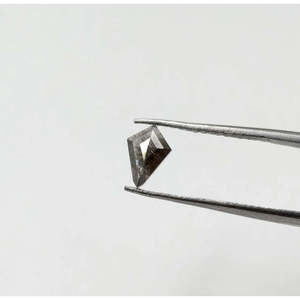Perles fantaisie grises en forme de cerf-volant de 5,2-7,5 mm, diamant sel et poivre, pour la création de bijoux - Product Image 1