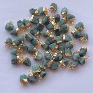 Colgante Conector de Piedra Esmeralda Verde Natural en Bruto, Plata de Ley 925 con Baño de Oro, Diseño Moderno para Mujer, Ideal para Fiestas - Product Image 2