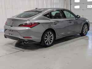 Integra FWD 4 portes berline 2024 d'occasion en excellent état, connue pour allier luxe et performances sportives. Frais accidentel. - Product Image 4