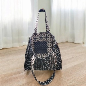 Sac fourre-tout pour femme en tissu de coton matelassé vintage fait à la main, fermeture à glissière, doublure en toile, poches intérieures légères - Patchs gris subtils - Product Image 1