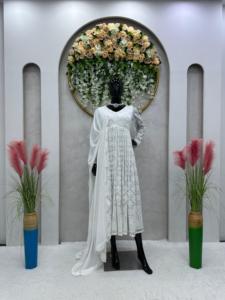 Buscando este mismo color hermoso vestido de diseñador de color blanco paz Anarkali Kurta conjunto con dupatta - Product Image 3