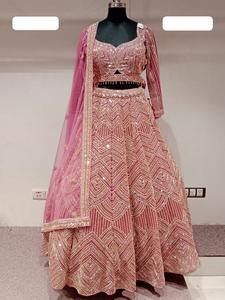 Robe en georgette élégante avec broderie complexe pour femmes, idéale pour les réceptions de mariage et les occasions culturelles - Product Image 4