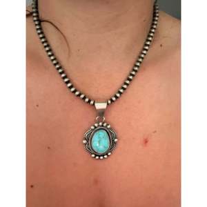 Pendentif Mathilda Benally Royston en turquoise et argent sterling avec technologie d'incrustation à sertissage clos - Product Image 2