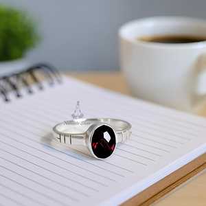 แหวนโกเมนเงินแท้ 925 ทำมือ ประดับทรงรีสีแดง งานฝังแบบ Bezel สไตล์โบฮีเมียน เครื่องประดับประจำเดือนมกราคม - Product Image 4