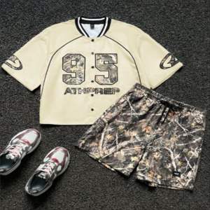 T-shirt à col en V pour homme, streetwear, vêtements décontractés tendance avec impression personnalisée et broderie, fabricant de vêtements - Product Image 1