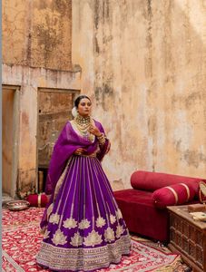 Qualité d'exportation Élégant Chinon Lehenga Choli avec Dupatta Idéal pour les festivals Sangeet et les fonctions d'engagement disponibles à la vente - Product Image 3