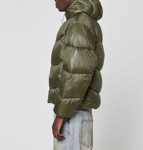 Vente en gros de manches régulières courtes pour l'hiver Fermeture à glissière complète Bouffant à capuche Rembourré personnalisé en fibre de polyester Broderie de couleur olive - Product Image 4