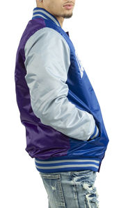 Chaqueta universitaria de satén de dos tonos de alta calidad para hombres Diseño de bordado de béisbol de invierno Satén de seda de alta calidad - Product Image 6