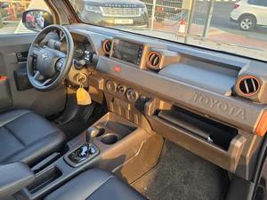 Mejor Opción de Vehículo 2025 Toyota Hilux Tamaraw SC 2.4l A/T Diésel 4x2 Color Negro - Product Image 5