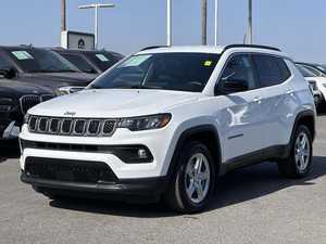 SUV Compass Latitude 4WD 2024 USADO EN BUEN ESTADO, Volante a la Izquierda, Interior Oscuro, Asientos de Cuero - Product Image 4