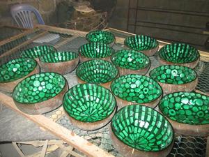 Bol en laque colorée peint à la main, écologique, en coque de noix de coco, fabriqué au Vietnam - Product Image 4