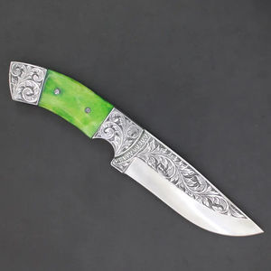 Cuchillo de Caza de Acero de Damasco OEM Personalizado, Mango de Resina Verde, Hoja de Punta Caída Grabada, Funda de Cuero de Cambio Rápido, Garantía de 3 Años - Product Image 1