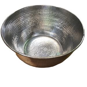 Bol de thérapie et de spa élégant en acier inoxydable avec gravure argentée, parfait pour les soins des pieds et les traitements de pédicure - Product Image 1