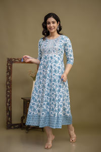 สง่างามและเหนือกาลเวลา ชุดอนาร์กาลีลายดอกไม้สีน้ำเงินนี้ ผสมผสานความงดงามแบบดั้งเดิมและความสง่างามในชีวิตประจำวันได้อย่างลงตัว นุ่มสบายและระบายอากาศได้ดี - Product Image 4