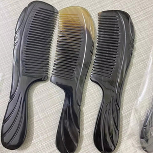 Peine de Cuerno de Búfalo Ecológico Pulido y Grabado con Dientes Separados, Regalo Personalizado con Nombre para Hombres y Mujeres, Festivales y Ocasiones Especiales - Product Image 1