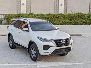 Usado para Toyota Fortuner SUV en Venta, Modelo Hilux RAV4 Wish, Opciones de Combustible Diésel y Gasolina, Caja de Cambios Manual y Automática, Turbo AWD Oscuro R15 - Product Image 2