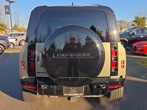 Impresionante Land Rover Defender 110 P400 X-Dynamic SE AWD Verde 2024 Usado con Techo Solar, Arranque Remoto, Asientos de Cuero y Llantas de Aleación R18 - Product Image 3