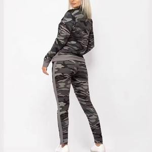 Ensemble de survêtement athlétique streetwear moderne pour homme, avec veste zippée à capuche imprimée unie et leggings ajustés, en molleton 100% coton biologique - Product Image 3