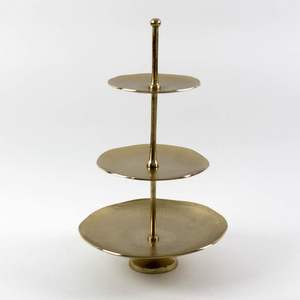 Présentoir à gâteau en métal de style victorien orné de motifs en relief dorés pour les somptueuses cérémonies de mariage royal et les lieux historiques - Product Image 6