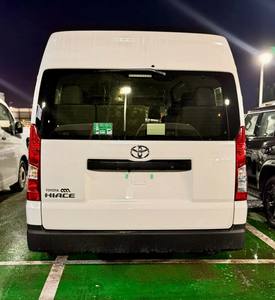Hiace GL 2025, Furgoneta de 13 Plazas, Techo Alto, Equipamiento Completo, Motor 3.5L Gasolina, Asientos de Tela, Sistema de Navegación, Control Remoto Automático - Product Image 4
