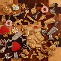 Breloque DIY étanche - Breloques tendance en vrac en acier inoxydable 316L plaqué or 18 carats, motifs valise, appareil photo, chapeau de cowboy - Vente directe usine, en stock