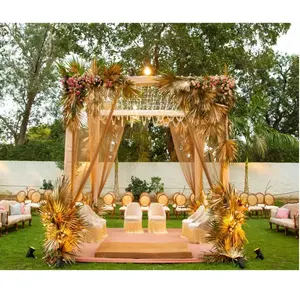 Mandap pernikahan ukiran kayu pernikahan India dalam gaya Eropa dan dengan pilar untuk acara pernikahan.