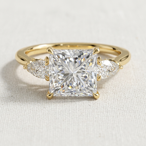 Anillo de tres piedras con diamante de corte princesa cultivado en laboratorio, oro de 14 quilates y 18 quilates, con detalles en forma de pera y redondos, anillo de compromiso para mujer, joyería de lujo para boda. - Product Image 1
