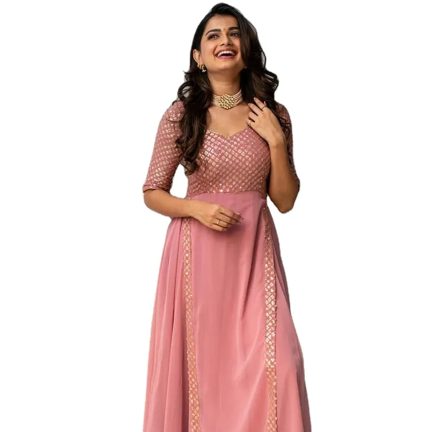 Demi-manche avec séquence de broderie fantaisie travail Nouvel an 2023 faction dans la collection femme et saree indien