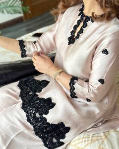Crêpe française trois pièces Salwar Kameez de créateur moderne farsi avec perles et broderie séquentielle à séchage rapide pour les fêtes - Product Image 3
