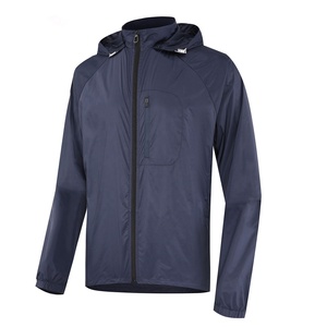 Abrigo de invierno para hombre de tendencia superior personalizado al por mayor cortavientos para exteriores con capucha reflectante impermeable posición del logotipo frontal - Product Image 3