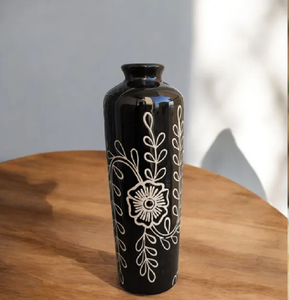 Un conjunto de cuatro jarrones de cerámica coloridos y de forma única, con tres en posición vertical, dispuestos en una pila de libros antiguos. - Product Image 4