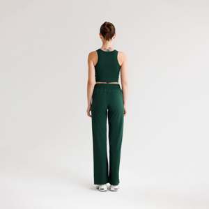 Pantalones Deportivos Flex Aura Flared en Verde Pantano - Product Image 4