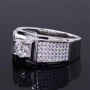 Anillo de hombre de diamante de moissanita Chapado en plata 925 con piedra de corte redondo y diseñado para estilo audaz elegancia diaria - Product Image 3
