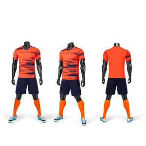 Nouvel arrivage de maillots de football couleur unique combinaison d'entraînement maillots de football pour hommes uniforme à manches courtes et uniforme short - Product Image 5